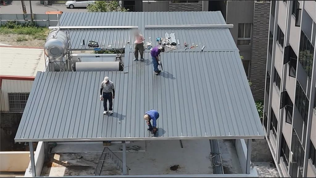 蓋違建不要命? 3工人"未綁安全繩.戴安全帽"站屋頂施工