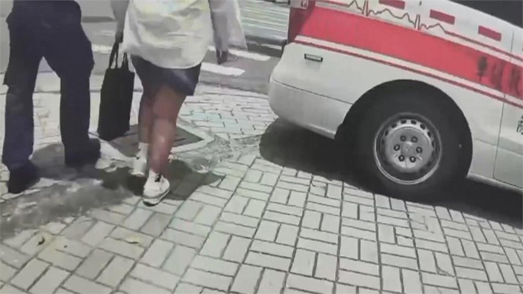 公園驚魂！　高雄婦因情糾「持刀揮舞」　警到場安撫「用這招」撲倒奪刀