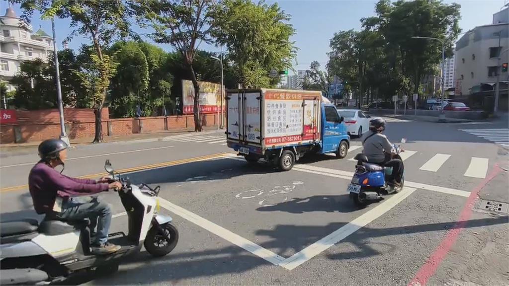 高雄貨車漏油「5分鐘害4車自摔」 警掌握涉案車輛依肇逃偵辦