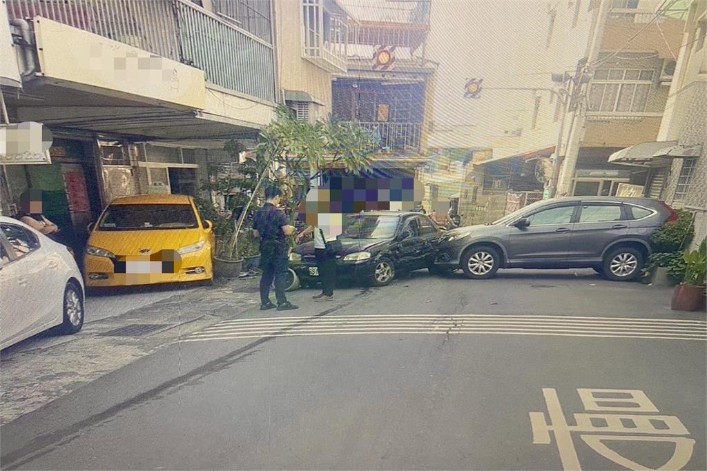快新聞/怎麼回事?台南60歲男子駕車亂撞 現場滿目瘡痍