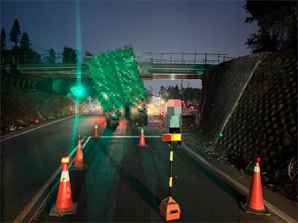 快新聞/離譜!貨櫃曳引車慘卡林口便橋 司機受傷送醫