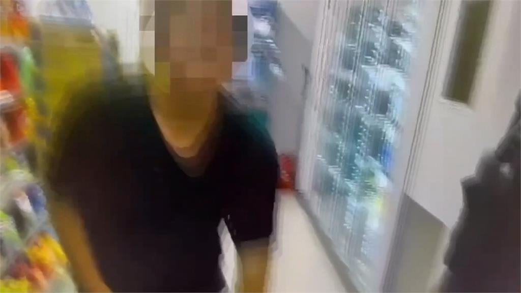 參加生存遊戲太興奮！男持玩具槍合照嚇壞民眾　警衝現場逮人