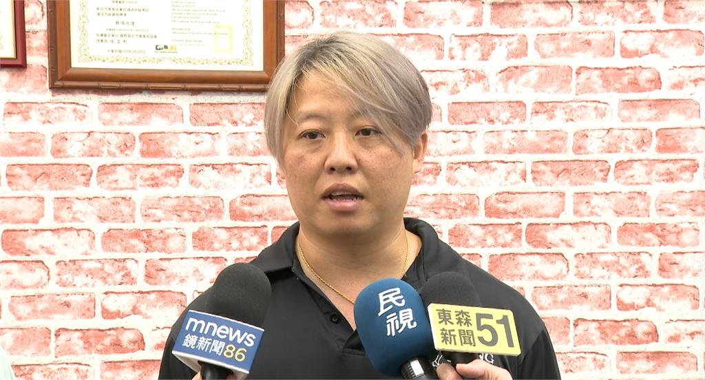 車內突掉下一隻蟑螂! 駕駛嚇壞失控撞上路旁欄杆