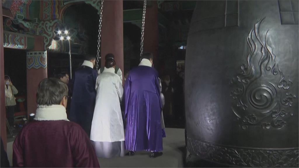 曼谷1.4公里無人機煙火秀迎新年　火樹銀花點亮昭披耶河畔