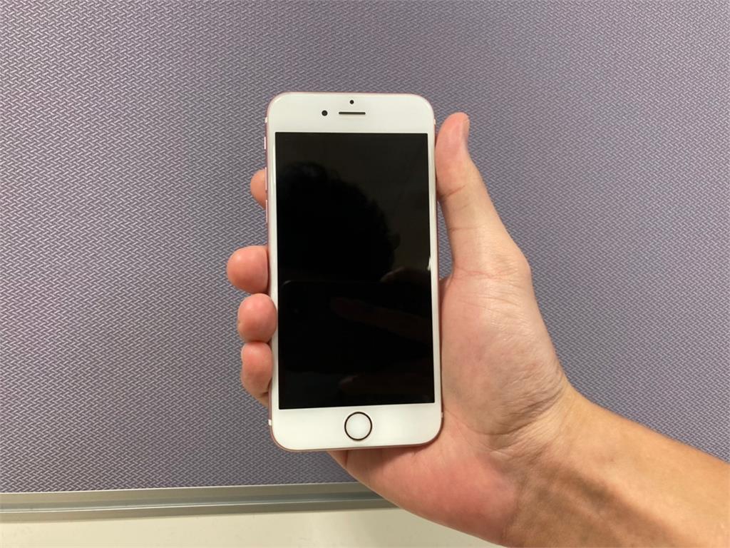 iPhone 13評價兩極！鐵粉堅守蘋果「不敗神機」：螢幕修完再撐1年