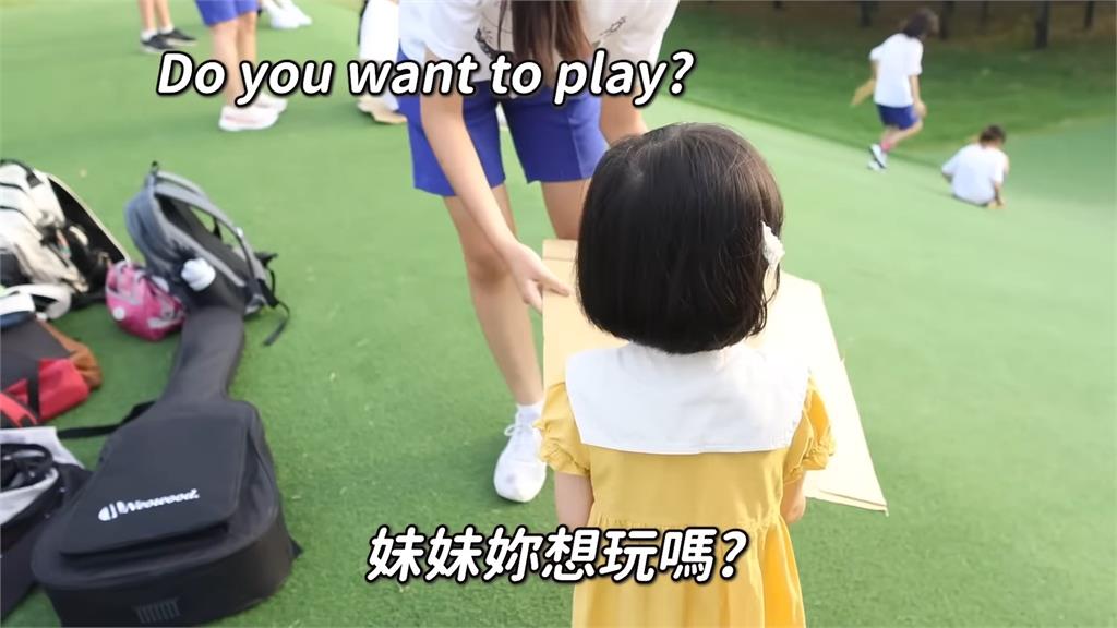 南韓女童遊台灣公園「被滑草吸引」　路人1舉動她驚：比想像中熱情