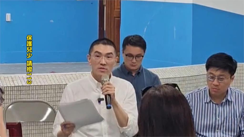 基隆虐童案延燒　家長砸蛋抗議　謝國樑「90度鞠躬」向受虐孩童、家長致歉