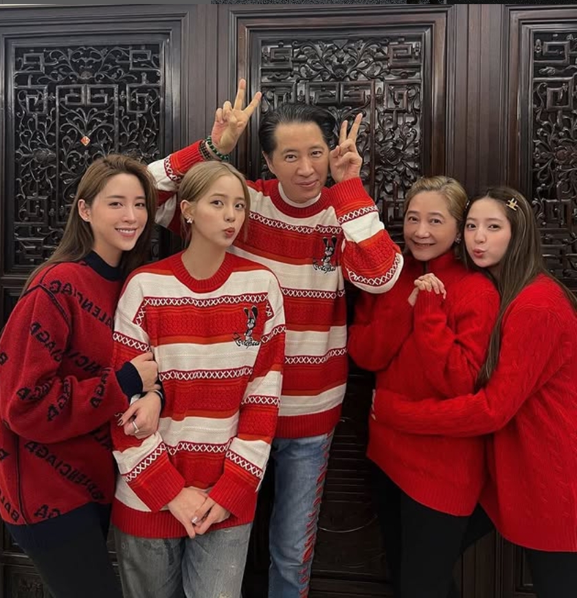 歐陽妮妮「3姐妹雪白合體」罕露曲線!全家同框「獨缺他身影」網疑惑:人呢