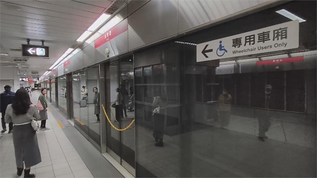 飆速阿公!電動車騎進車廂 高雄捷運:代步車並無違規