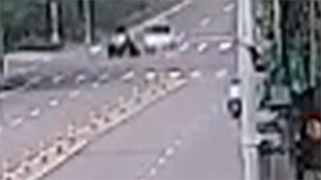 台13線駕駛路口撞2車　郵務士重傷男大生命危