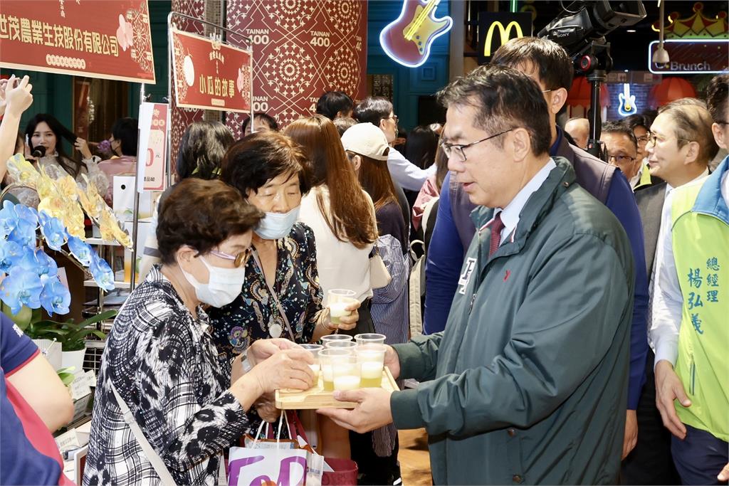 黃偉哲快閃推廣春季洋香瓜 臺中大遠百展售臺南農特產