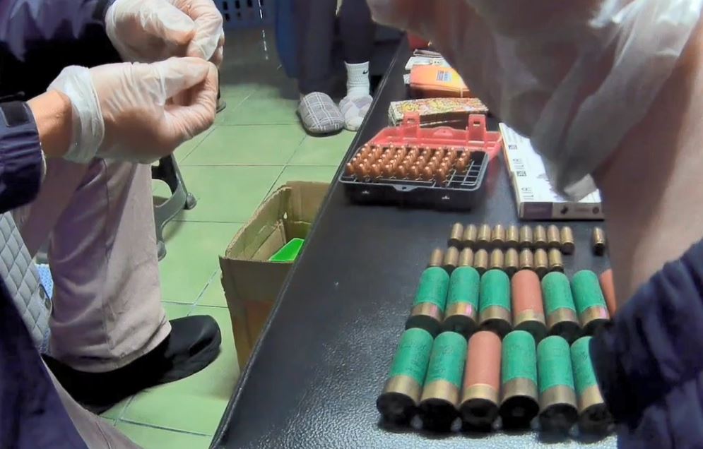 花蓮警方溯源緝毒! 警埋伏逮中盤商家中搜出80發子彈+毒品