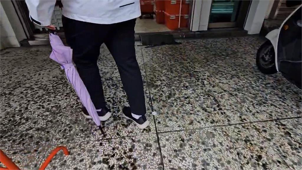 防颱沙包反「釀災」？袋子破裂樹酯流出害民眾慘摔