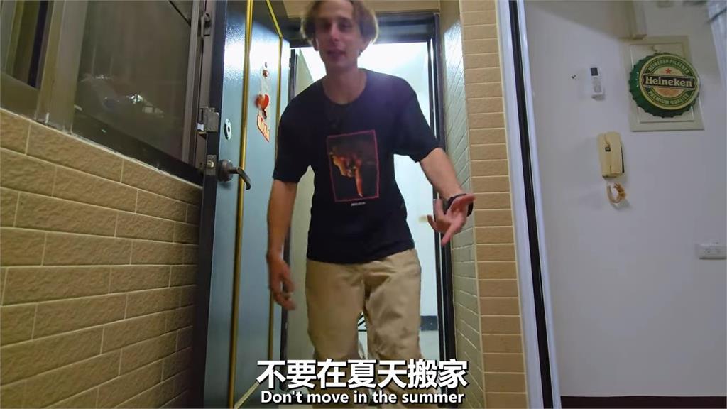 幫朋友搬家超崩潰！德國男從「小白臉變噴汗男」　指1時間不宜搬家　