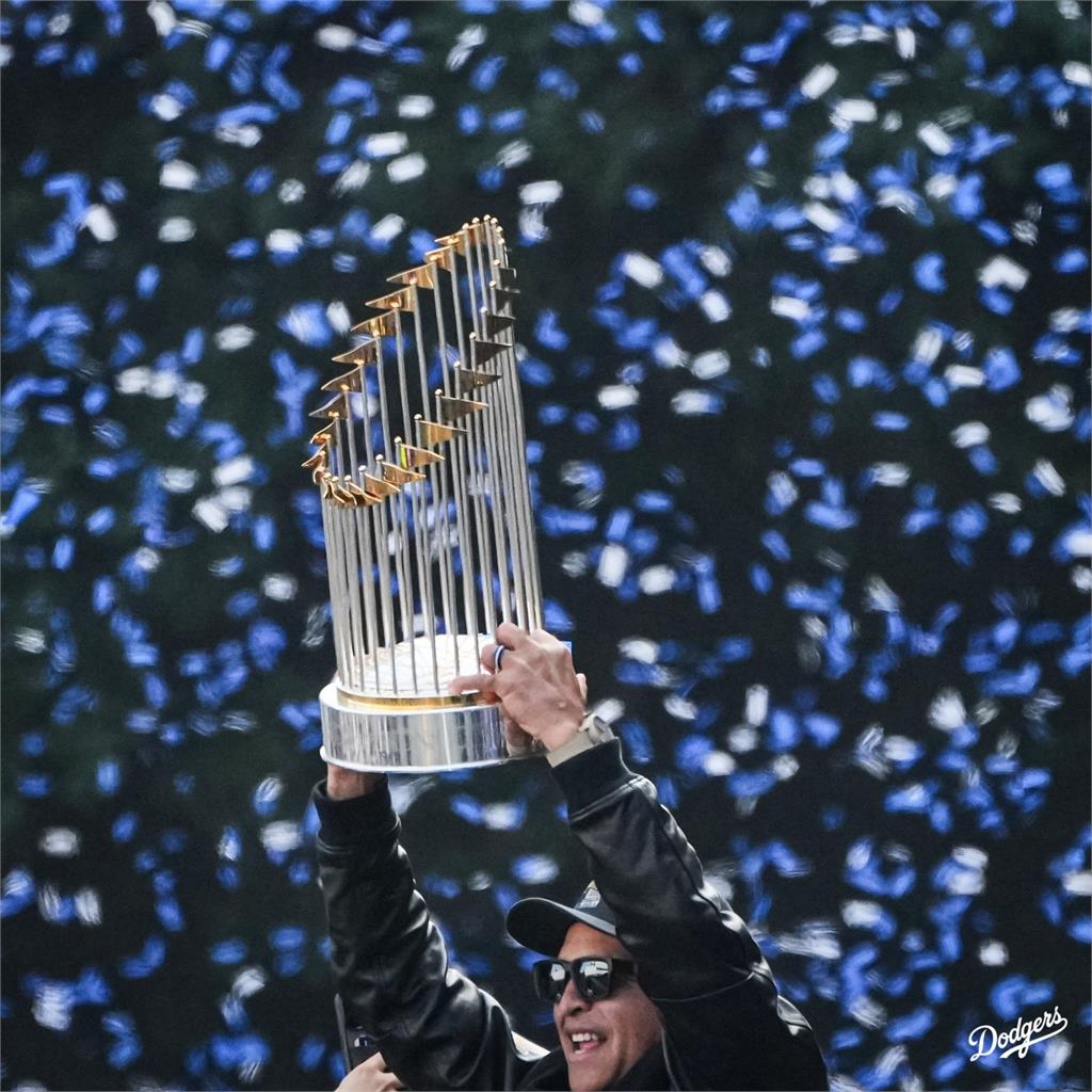 MLB(影)/道奇今年將尋求三連霸!總教頭羅伯斯受訪沒掛保證但露出自信的笑容