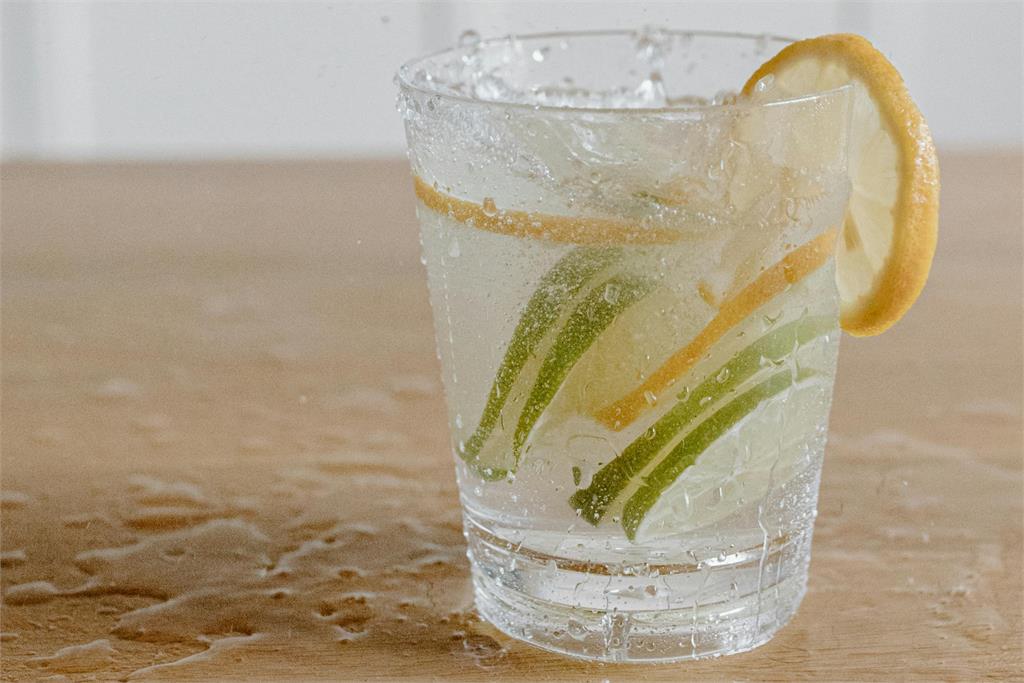 「4飲品」裝保溫瓶恐成「細菌培養皿」 醫曝「酸性飲品」腐蝕不鏽鋼真相