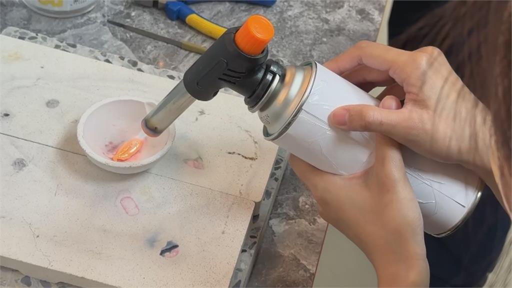 高雄當舖員工點火驗黃金　噴槍竄火險燒掉整間店