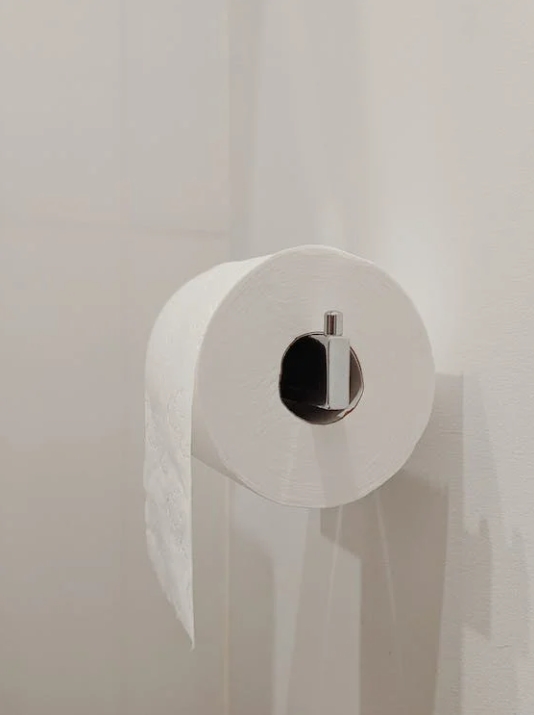 公廁馬桶「墊衛生紙」減少接觸有用？藥師搖頭曝1風險：越墊越髒