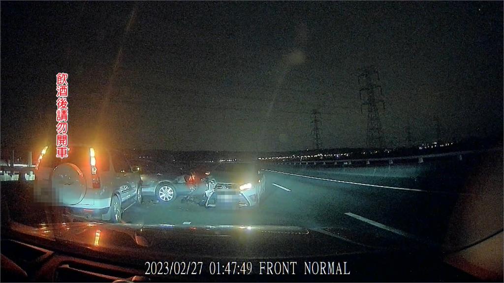 國一酒駕自撞護欄釀後方四車追撞 拖吊車協助排除竟遭疲勞駕駛撞上