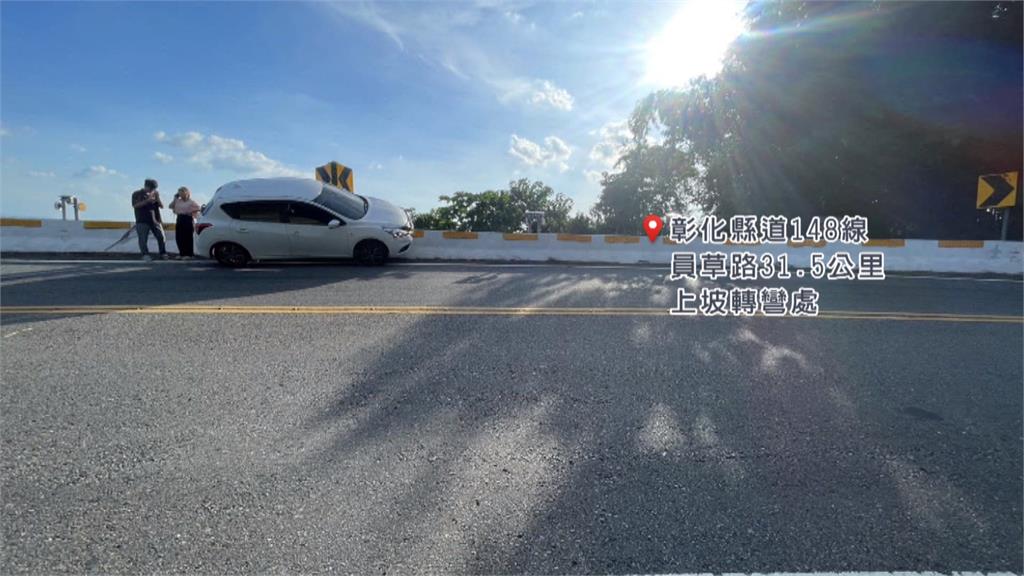 奇葩車禍!新手駕駛上路「開車慘卡護欄」 網友:到底怎開的?