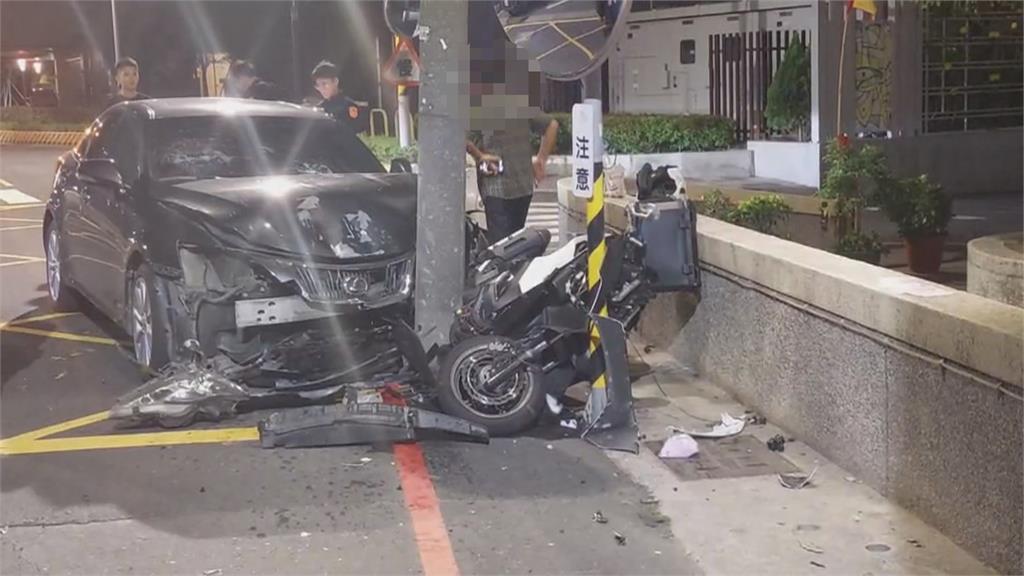 開車不專心！疑查看導航　偏離車道　轎車擦撞機車再衝撞電線桿