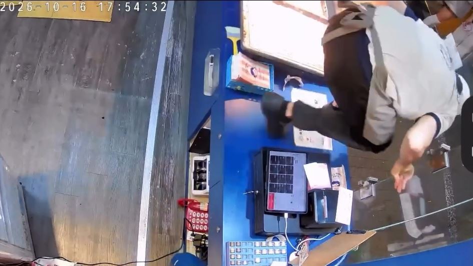 西門町甜甜圈店員「跳出櫃台」狂揍黑衣大媽！路人全嚇壞　店家曬監視器揭真相