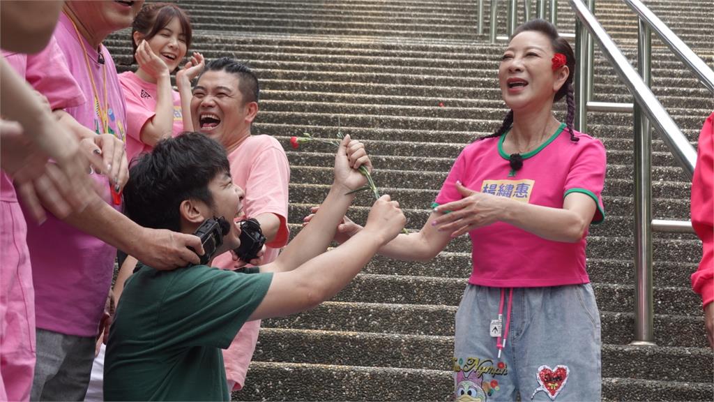 男同學單膝下跪大喊寶貝還揹下樓梯！楊繡惠歪樓「來找我，一輩子不用奮鬥」