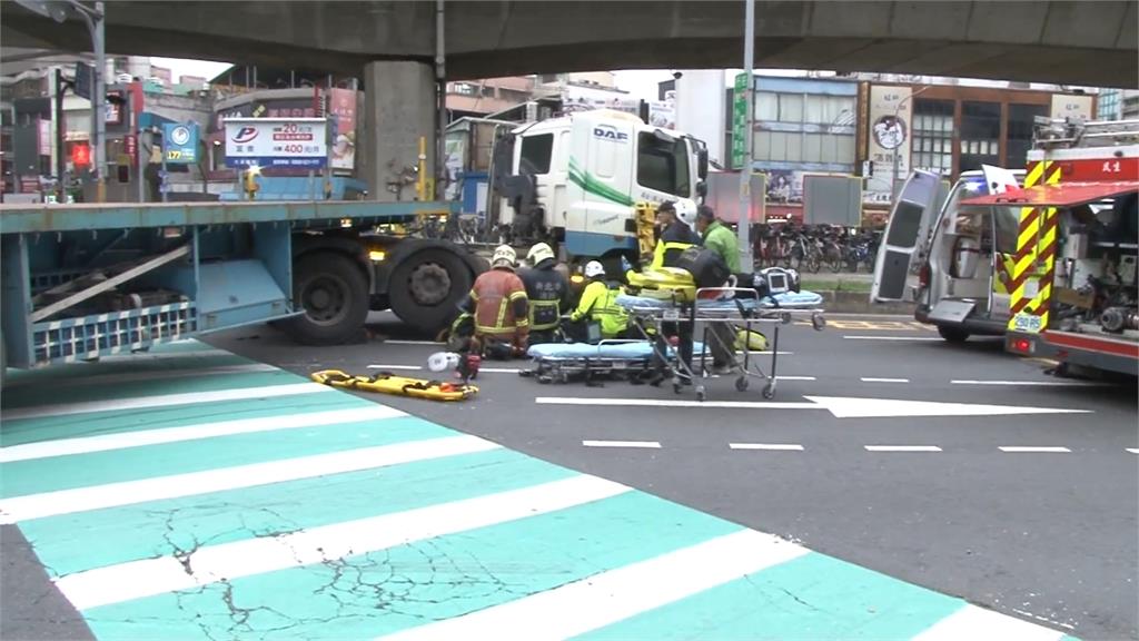 板橋拖板車違規右轉釀禍！　7旬婦遭撞左大腿骨折送醫不治