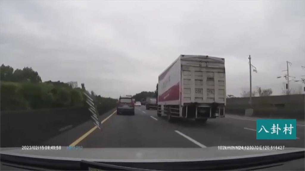 國道血滴子？ 鋁梯沒綁好向後飛　險砸車