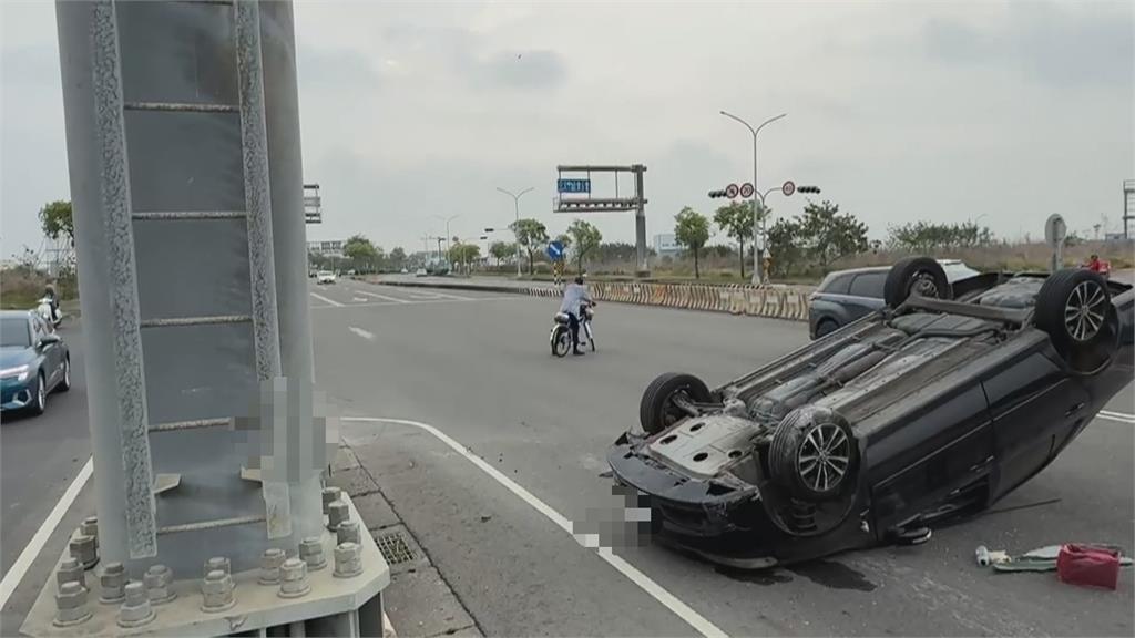嘉義高鐵大道自撞車禍 熱心自行車騎士停路中協助疏導交通