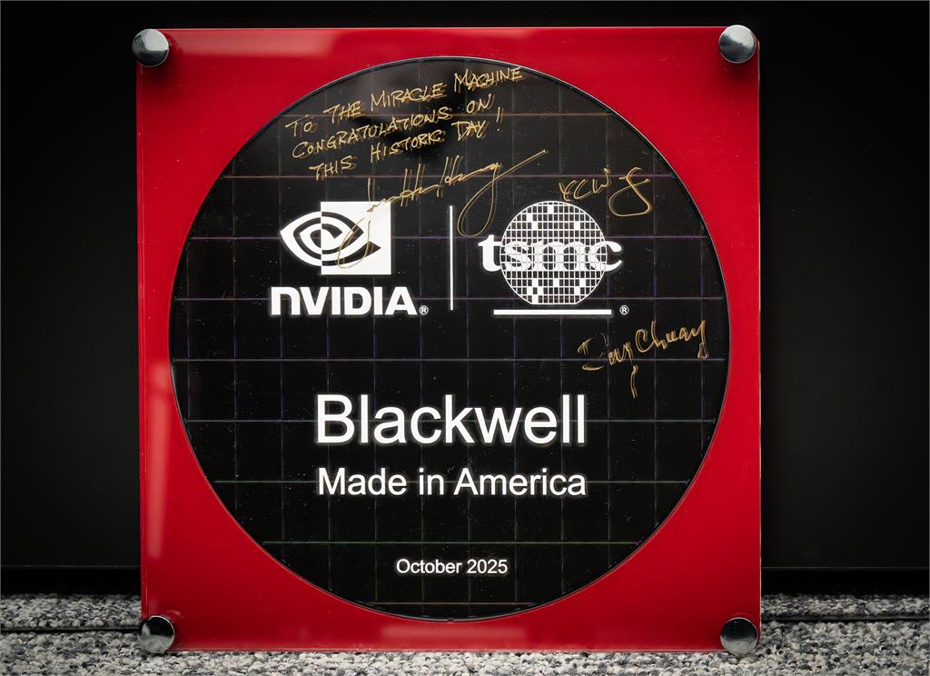 首片美製Blackwell晶圓亮相 黃仁勳大讚台積電「奇蹟製造機」