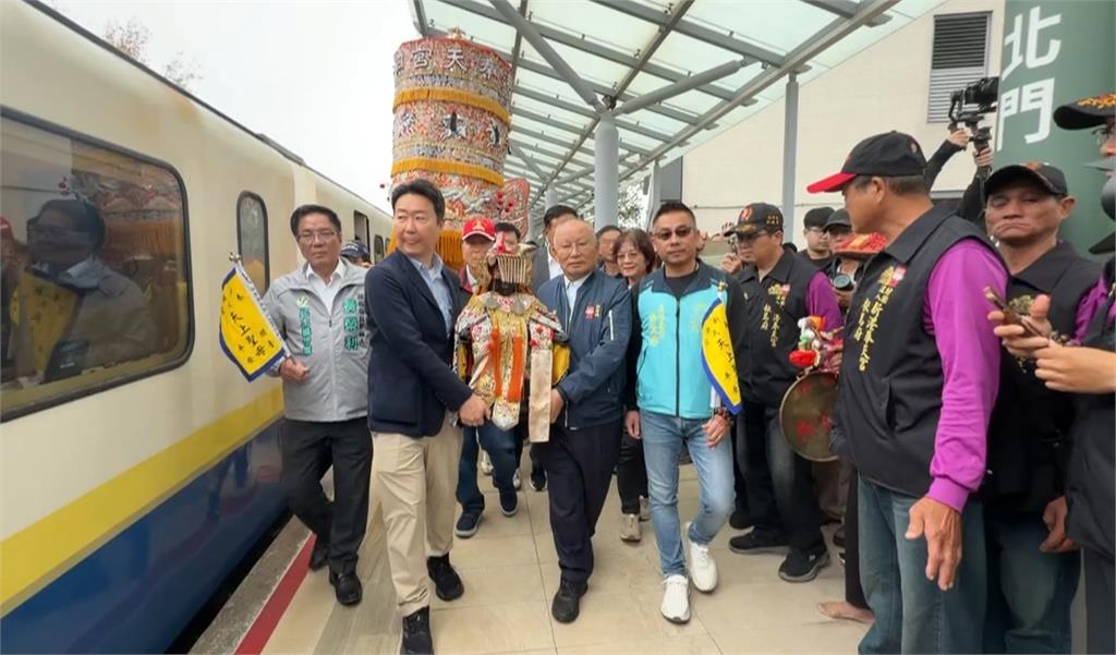 神明旅遊！三尊海神媽祖搭阿里山小火車　首站抵奮起湖　大批信眾跟隨
