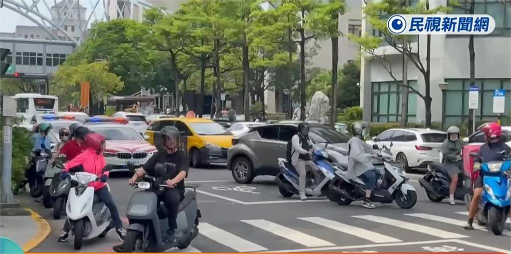 救護車、紅斑馬「護送台南早產兒」轉院!大群車陣「默契1秒摩西分海」震撼畫面曝