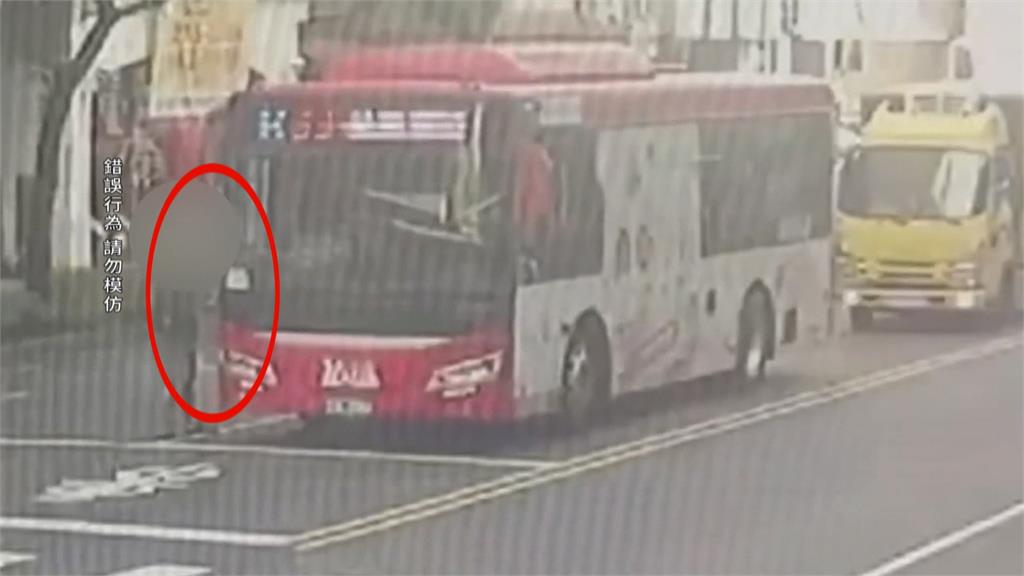 危險！翁攔公車未果竟「肉身擋車」　上前理論阻礙交通