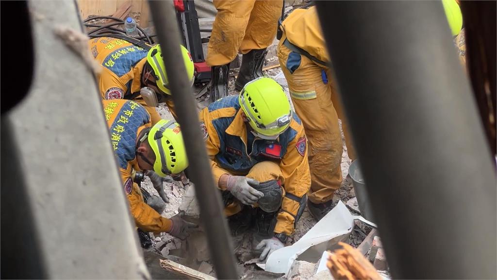 工人救同伴畫面曝 2人都被埋沒 台中老屋「二次倒塌」1死2待救