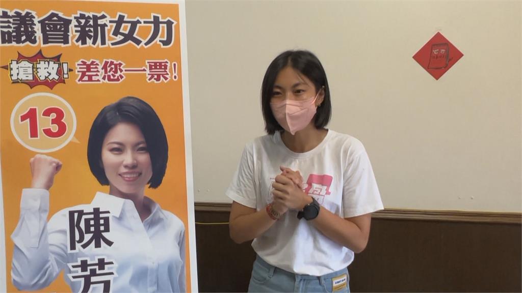 兩樣情!正妹競選看板「被親吻」 同區候選人布條遭惡意割裂