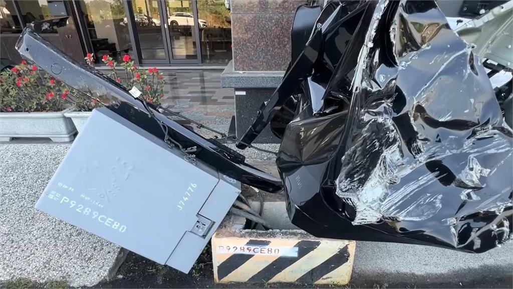 快新聞/台南環保車失控!6車後段遭撞 變電箱也分離