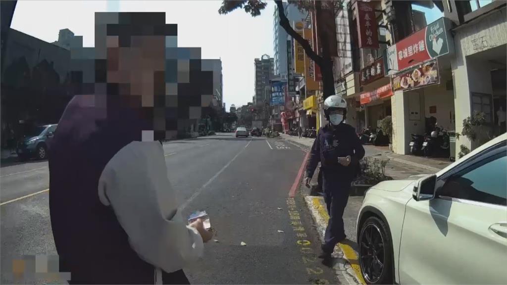 「黑羊白羊」過獨木橋真實上演? 兩車停車位僵持半小時