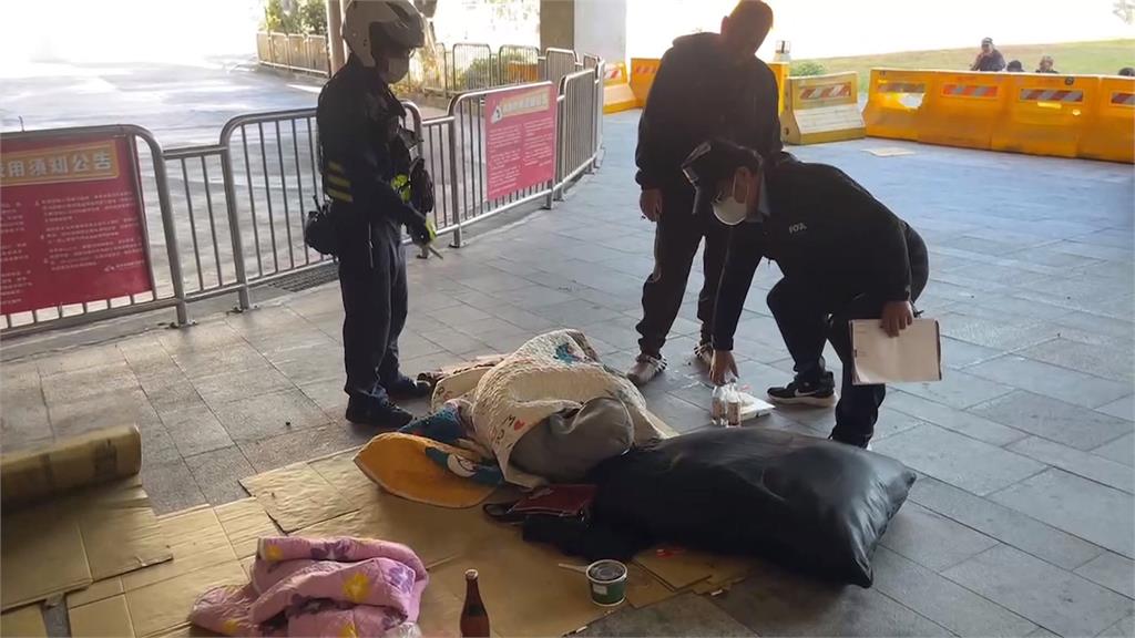 台中火車站遭街友占地鋪紙板 飄散異味有礙觀瞻