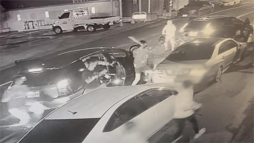 太囂張!賓士停路邊突遭3車包圍 10多人下車持棍棒猛砸