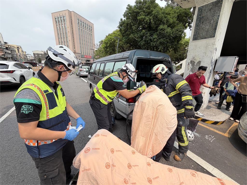 快新聞／頭卡在擋風玻璃「自行車無損」！彰化騎士衰撞違停車　廂型車駕駛下場曝光