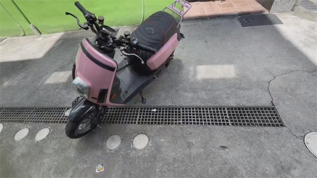 挑戰公權力？花蓮警局交通隊前　少年騎電動車「翹孤輪」拍片