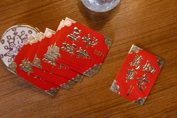正妹年終爽領18萬!給爸媽「$3600紅包」全場2派戰翻:到底在情勒啥