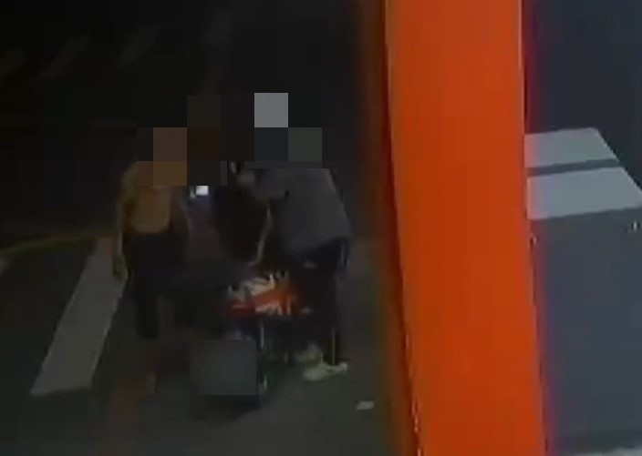 超商搶完酒隨機攻擊人！　無辜母女頭部、手腕多處傷