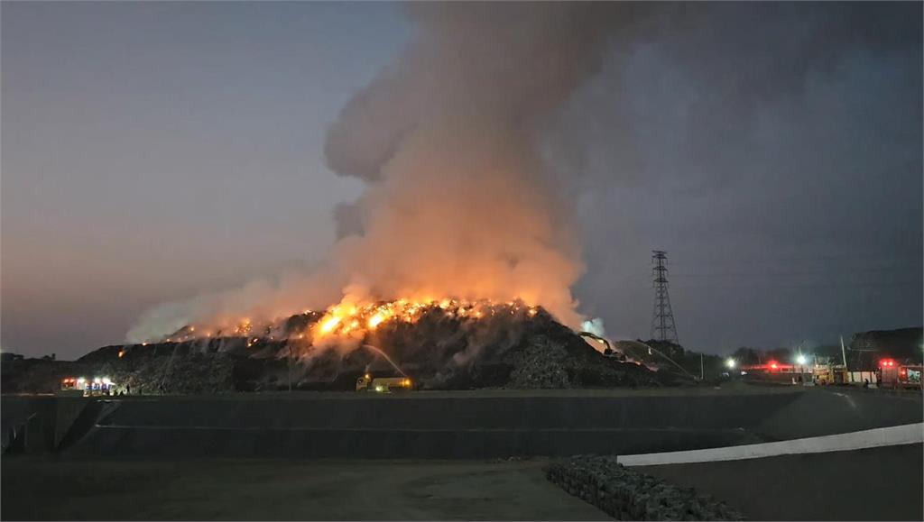快新聞/屏東掩埋場下午才傳火警、晚間又燒 環保局派怪手開挖避免復燃