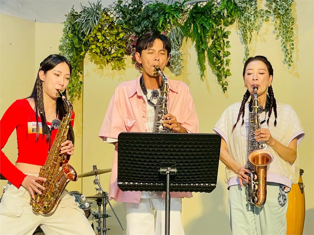 《綜藝新時代》體驗薩克斯風10分鐘吹世界名曲！楊繡惠「我吹得出來我叫你阿嬤」