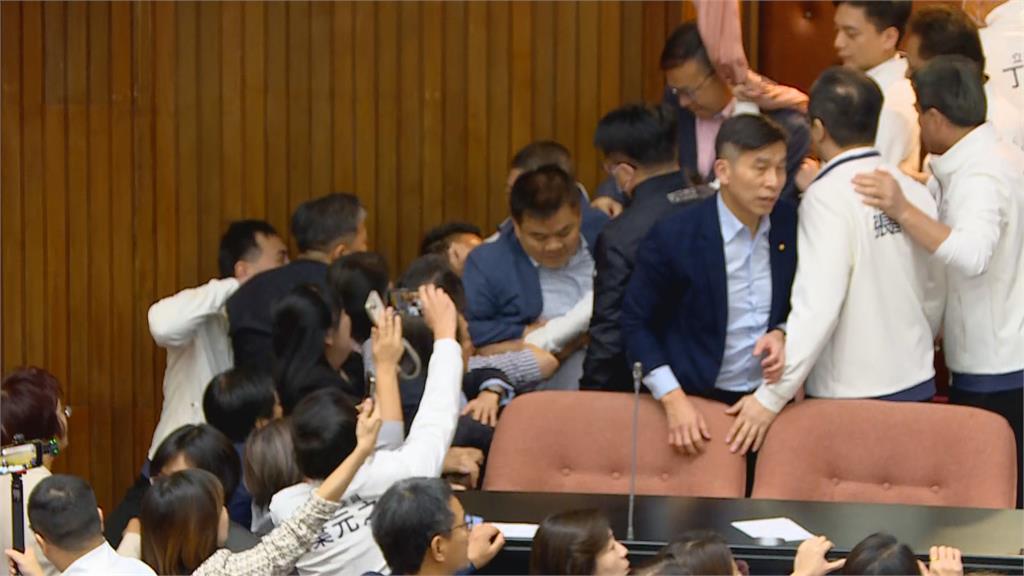 快新聞/朝野爆肢體衝突!國民黨突襲審選罷法、反對運動部成立 蔡其昌嘆:應盡速通過