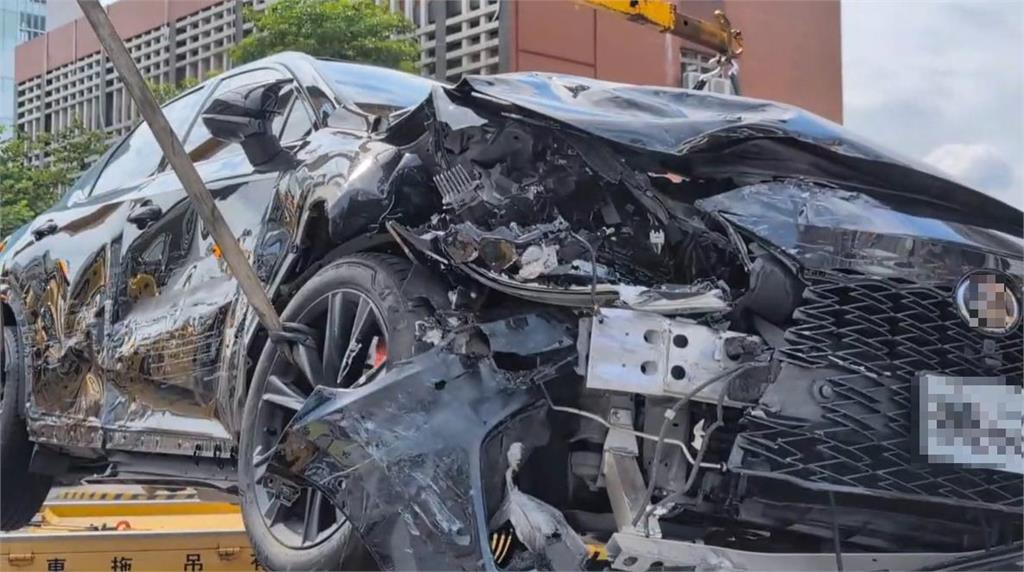 快新聞／4台車撞成一團！嘉義市連環車禍釀6傷　撞爛畫面曝