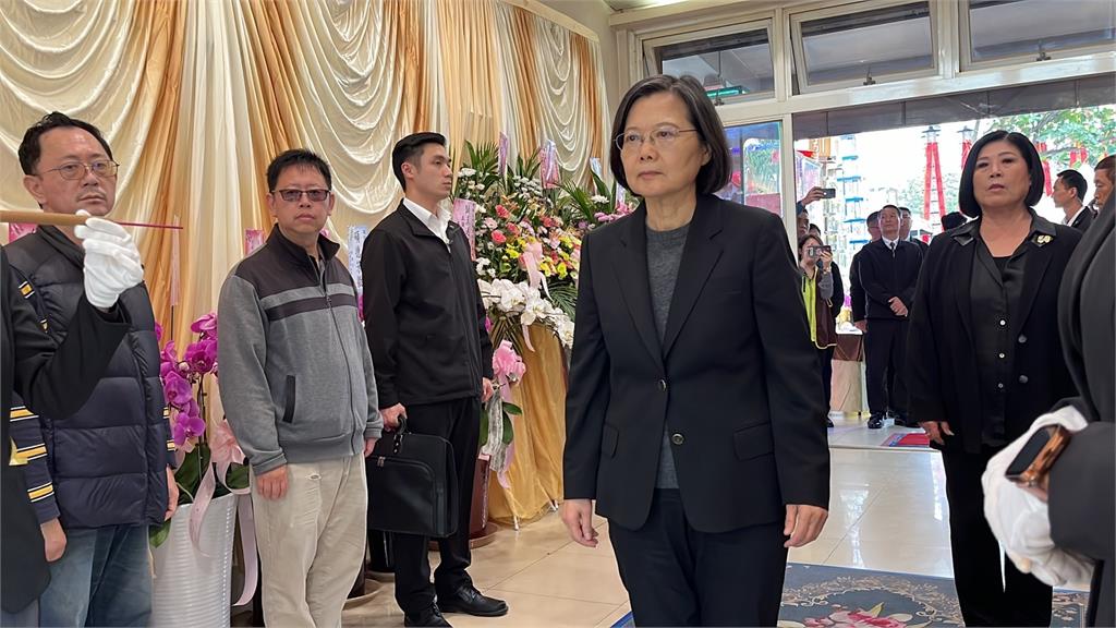 快新聞/赴張甲長靈堂上香「家屬痛哭失聲」 蔡英文輕聲安慰:我們都很不捨