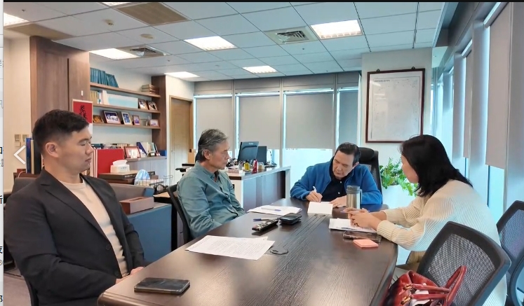 打臉周美青聲明!馬英九駁失智「現身露臉」金溥聰抱胸死盯簽字 畫面曝光